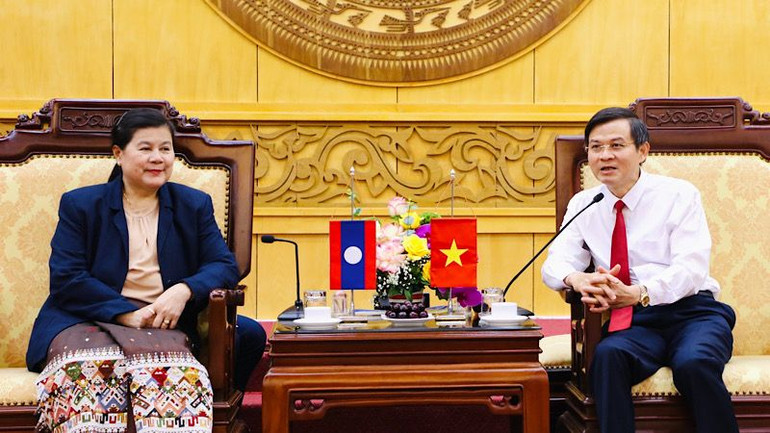 Đồng chí Bí thư Tỉnh ủy Ninh Bình Đoàn Minh Huấn trao đổi cùng đồng chí Vi-La-Vone Phăn-Tha-Vông. (Ảnh: ĐỨC LAM)