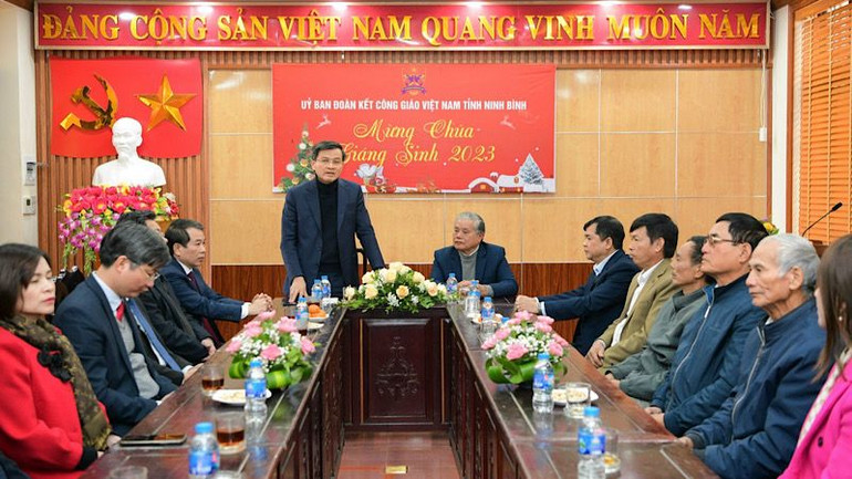 Đồng chí Đoàn Minh Huấn chúc mừng Ủy ban Đoàn kết Công giáo Việt Nam tỉnh Ninh Bình. (Ảnh: TRƯỜNG GIANG)