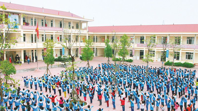 Trường Trung học cơ sở Ninh Giang (huyện Hoa Lư, tỉnh Ninh Bình) được xây dựng khang trang. (Ảnh: MINH QUANG)