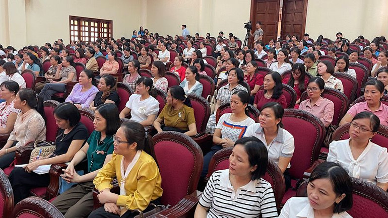 Đông đảo cán bộ, hội viên phụ nữ tỉnh Ninh Bình tham dự đối thoại. (Ảnh: XUÂN TRƯỜNG) Đông đảo cán bộ, hội viên phụ nữ tỉnh Ninh Bình tham dự đối thoại. (Ảnh: XUÂN TRƯỜNG)