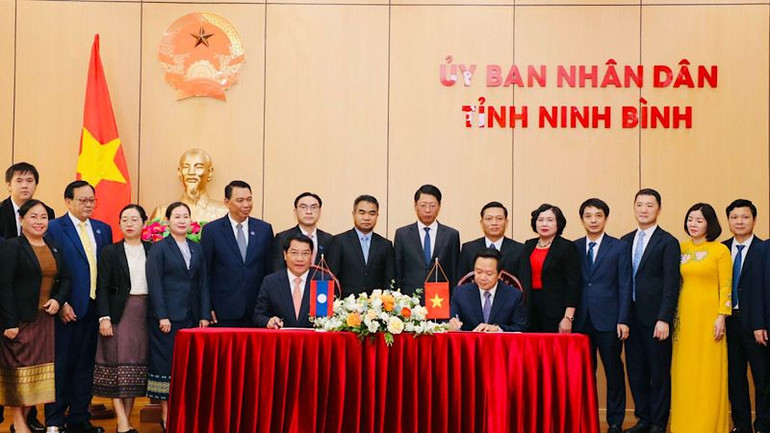 Chủ tịch Ủy ban nhân dân tỉnh Ninh Bình và Đô trưởng Viêng Chăn ký kết biên bản ghi nhớ hợp tác. (Ảnh: ĐỨC LAM)