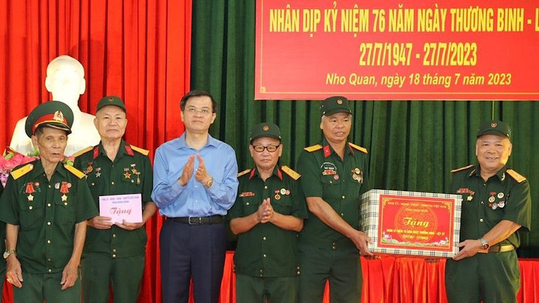 Đồng chí Đoàn Minh Huấn, Ủy viên Trung ương Đảng, Bí thư Tỉnh ủy Ninh Bình tặng quà thương, bệnh binh đang điều trị tại Trung tâm Điều dưỡng thương binh Nho Quan, huyện Nho Quan, tỉnh Ninh Bình. (Ảnh: MINH QUANG) Đồng chí Đoàn Minh Huấn, Ủy viên Trung ương Đảng, Bí thư Tỉnh ủy Ninh Bình tặng quà thương, bệnh binh đang điều trị tại Trung tâm Điều dưỡng thương binh Nho Quan, huyện Nho Quan, tỉnh Ninh Bình. (Ảnh: MINH QUANG)