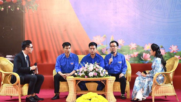 Các điển hình tiêu biểu giao lưu, chia sẻ kinh nghiệm, cách làm hay, sáng tạo, mô hình hiệu quả trong phong trào toàn dân bảo vệ an ninh Tổ quốc. (Ảnh: XUÂN TRƯỜNG)