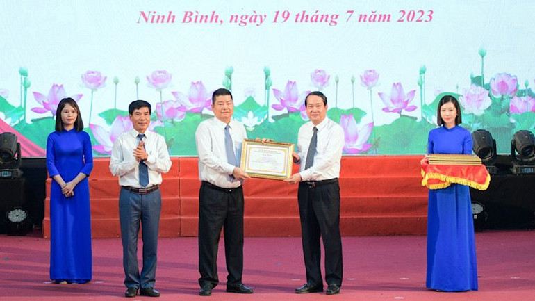 Đồng chí Mai Văn Tuất, Phó Bí thư Thường trực Tỉnh ủy, Chủ tịch Hội đồng nhân dân tỉnh Ninh Bình, Trưởng Ban vận động Quỹ "Đền ơn đáp nghĩa và an sinh xã hội" tỉnh Ninh Bình tặng Bằng tôn vinh cho nhà hảo tâm có nhiều đóng góp xây dựng Quỹ. (Ảnh: TRƯỜNG GIANG)