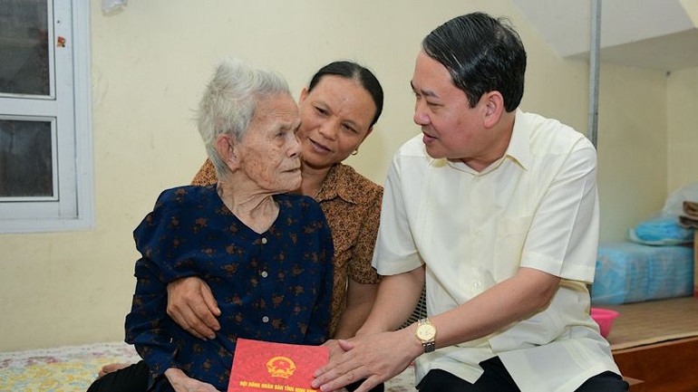 Đồng chí Mai Văn Tuất, Phó Bí thư Thường trực Tỉnh ủy, Chủ tịch Hội đồng nhân dân tỉnh Ninh Bình tặng quà, hỏi thăm sức khỏe Mẹ Việt Nam Anh hùng Nguyễn Thị Sài, Thôn Thượng, xã Ninh Vân, huyện Hoa Lư, tỉnh Ninh Bình. (Ảnh: TRƯỜNG GIANG) Đồng chí Mai Văn Tuất, Phó Bí thư Thường trực Tỉnh ủy, Chủ tịch Hội đồng nhân dân tỉnh Ninh Bình tặng quà, hỏi thăm sức khỏe Mẹ Việt Nam Anh hùng Nguyễn Thị Sài, Thôn Thượng, xã Ninh Vân, huyện Hoa Lư, tỉnh Ninh Bình. (Ảnh: TRƯỜNG GIANG)