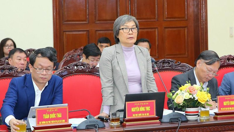 Phó Giáo sư, Tiến sĩ, Kiến trúc sư Nguyễn Hồng Thục (Đại học Quốc gia Hà Nội) trình bày báo cáo trung tâm. (Ảnh: ANH TUẤN) Phó Giáo sư, Tiến sĩ, Kiến trúc sư Nguyễn Hồng Thục (Đại học Quốc gia Hà Nội) trình bày báo cáo trung tâm. (Ảnh: ANH TUẤN)