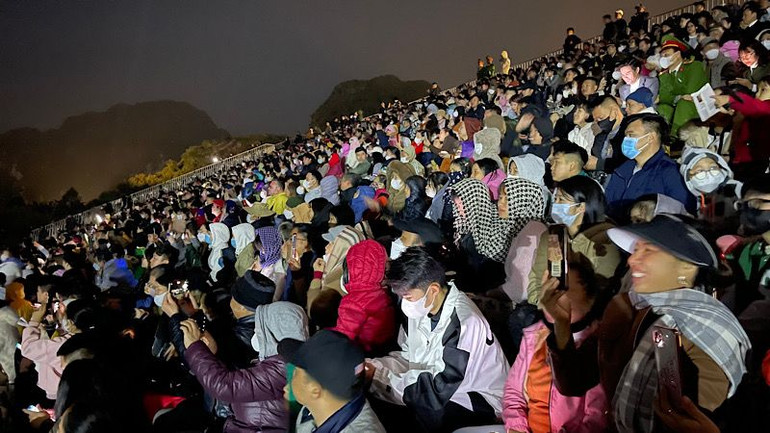 Hàng nghìn người dân đến dự lễ khai mạc. (Ảnh: XUÂN TRƯỜNG)