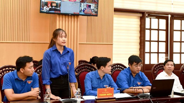 Đoàn viên Đinh Thị Nga, Trường Cao đẳng nghề Cơ giới Ninh Bình nêu câu hỏi tại hội nghị đối thoại. (Ảnh: XUÂN TRƯỜNG)