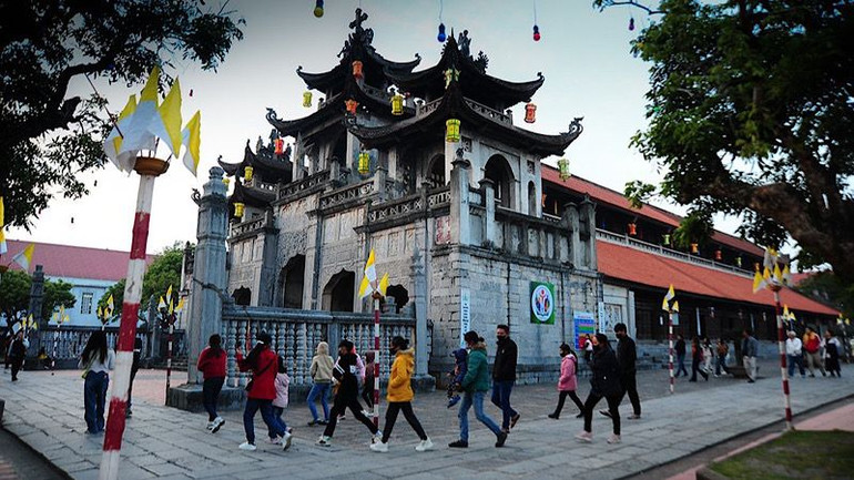 Về thăm Nhà thờ đá Phát Diệm (KIm Sơn, Ninh Bình) dịp này không chỉ có đồng bào Công giáo trên địa bàn, mà còn có người dân từ khắp mọi miền đất nước. (Ảnh: VŨ ĐỨC PHƯƠNG) Về thăm Nhà thờ đá Phát Diệm (KIm Sơn, Ninh Bình) dịp này không chỉ có đồng bào Công giáo trên địa bàn, mà còn có người dân từ khắp mọi miền đất nước. (Ảnh: VŨ ĐỨC PHƯƠNG)
