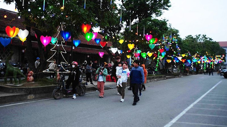 Không khí Giáng sinh ấm áp tràn ngập khắp mọi nẻo đường ở Kim Sơn, Ninh Bình. (Ảnh: VŨ ĐỨC PHƯƠNG) Không khí Giáng sinh ấm áp tràn ngập khắp mọi nẻo đường ở Kim Sơn, Ninh Bình. (Ảnh: VŨ ĐỨC PHƯƠNG)