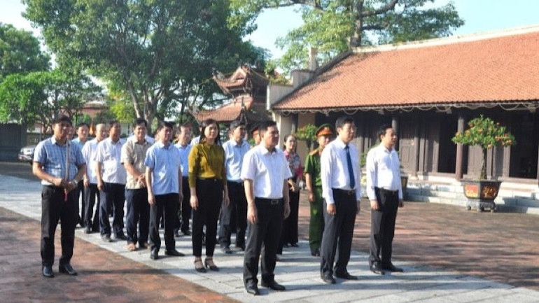 Đoàn đại biểu huyện Kim Sơn dâng hương tưởng nhớ, tri ân công lao của Doanh điền sứ Nguyễn Công Trứ và các bậc tiền nhân đã có công xây dựng nên huyện Kim Sơn.