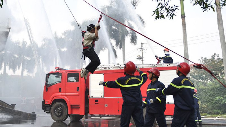 Thực hiện nội dung diễn tập chữa cháy, cứu nạn, cứu hộ. (Ảnh: XUÂN TRƯỜNG)