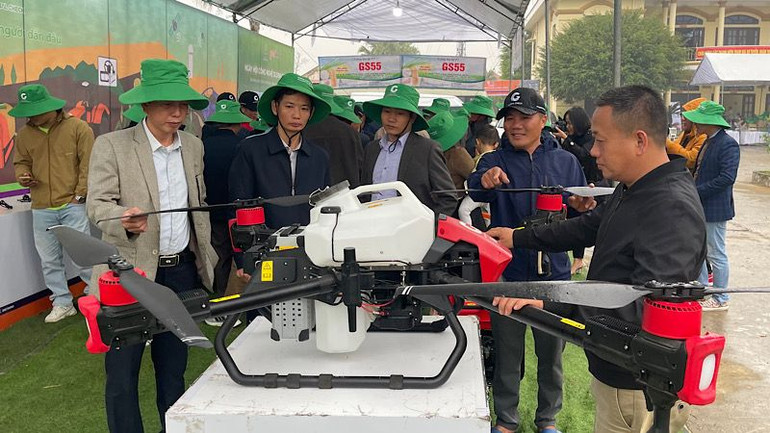 Đại biểu tham gia Ngày hội tìm hiểu về thiết bị bay không người lái phục vụ sản xuất nông nghiệp. (Ảnh: XUÂN TRƯỜNG)