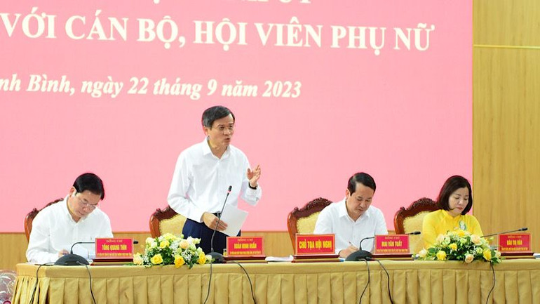 Đồng chí Đoàn Minh Huấn, Ủy viên Trung ương Đảng, Bí thư Tỉnh ủy Ninh Bình chủ trì, đối thoại với cán bộ, hội viên phụ nữ. (Ảnh: XUÂN TRƯỜNG) Đồng chí Đoàn Minh Huấn, Ủy viên Trung ương Đảng, Bí thư Tỉnh ủy Ninh Bình chủ trì, đối thoại với cán bộ, hội viên phụ nữ. (Ảnh: XUÂN TRƯỜNG)