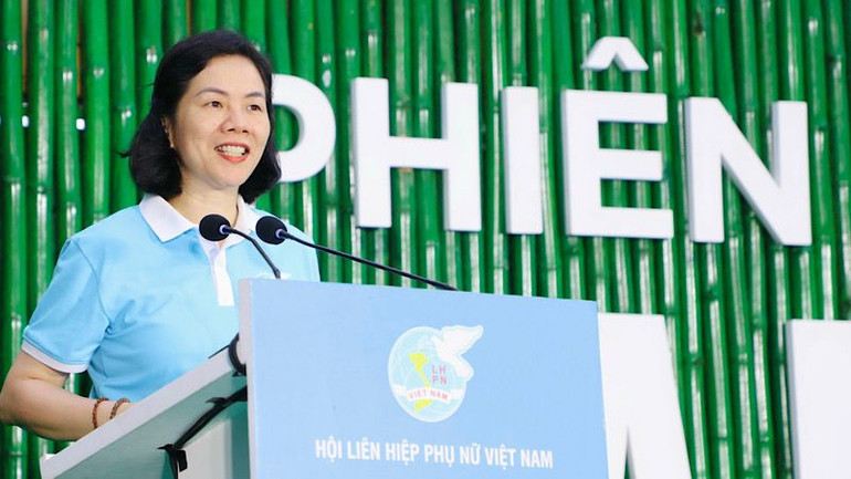 Phó Chủ tịch Hội Liên hiệp phụ nữ Việt Nam Nguyễn Thị Minh Hương phát biểu khai mạc Chương trình "Phiên chợ xanh-bảo vệ môi trường nông thôn". (Ảnh: ĐỨC LAM)