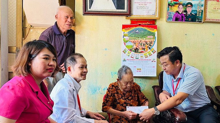 Đại diện lãnh đạo huyện Gia Viễn, Hội đồng hương Gia Viễn tại Hà Nội, Câu lạc bộ thầy thuốc Ninh Bình và những người bạn tại Hà Nội đã đến thăm, tặng quà, khám bệnh, cấp thuốc miễn phí cho Bà mẹ Việt Nam Anh hùng Nguyễn Thị Ngắn. (Ảnh: XUÂN TRƯỜNG) Đại diện lãnh đạo huyện Gia Viễn, Hội đồng hương Gia Viễn tại Hà Nội, Câu lạc bộ thầy thuốc Ninh Bình và những người bạn tại Hà Nội đã đến thăm, tặng quà, khám bệnh, cấp thuốc miễn phí cho Bà mẹ Việt Nam Anh hùng Nguyễn Thị Ngắn. (Ảnh: XUÂN TRƯỜNG)