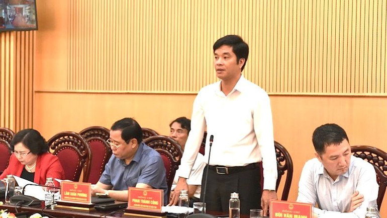 Giám đốc Sở Giáo dục và Đào tạo Ninh Bình Phan Thành Công trả lời các câu hỏi liên quan. (Ảnh: XUÂN TRƯỜNG)