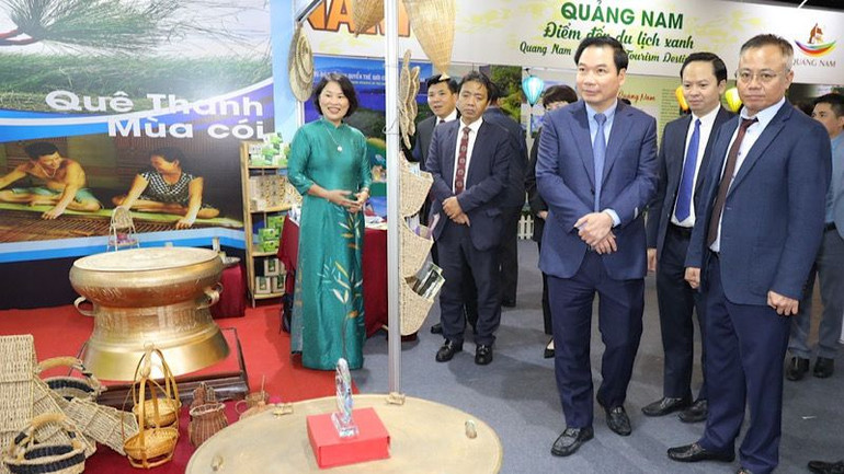 Các đại biểu tham quan gian trưng bày sản phẩm tiêu biểu của nghệ nhân làng nghề truyền thống. (Ảnh: XUÂN TRƯỜNG) Các đại biểu tham quan gian trưng bày sản phẩm tiêu biểu của nghệ nhân làng nghề truyền thống. (Ảnh: XUÂN TRƯỜNG)