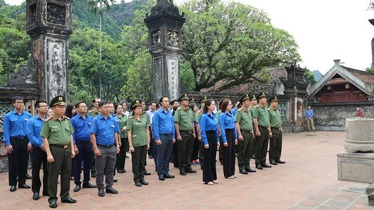 Các đại biểu tham dự hội nghị dâng hương tưởng nhớ các bậc tiền nhân đã có công dựng nước, giữ nước tại Khu Di tích Quốc gia đặc biệt Cố đô Hoa Lư. (Ảnh: ĐỨC THẮNG)