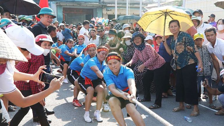 Nội dung thi kéo co thu hút sự quan tâm, cổ vũ của đông đảo người dân. (Ảnh: XUÂN TRƯỜNG)