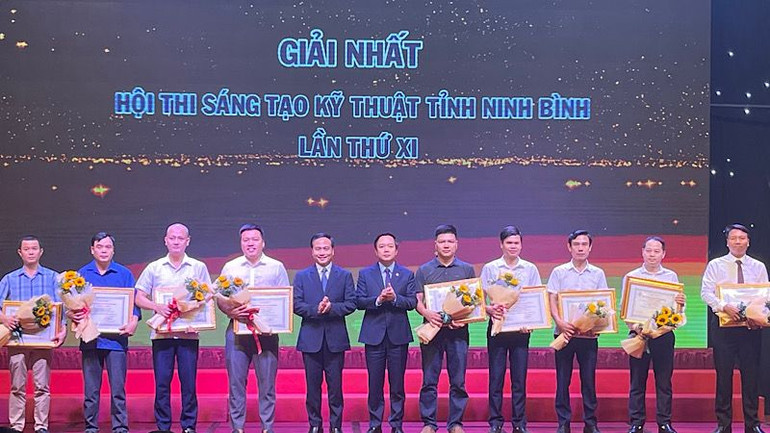 Khen thưởng các tập thể, cá nhân đoạt giải Nhất của Hội thi sáng tạo kỹ thuật tỉnh Ninh Bình lần thứ 11. (Ảnh: XUÂN TRƯỜNG)