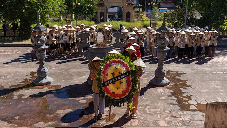 Dâng hương tưởng niệm tại nghĩa trang liệt sĩ xã Gia Sinh (huyện Gia Viễn, tỉnh Ninh Bình).(Ảnh: XUÂN TRƯỜNG) Dâng hương tưởng niệm tại nghĩa trang liệt sĩ xã Gia Sinh (huyện Gia Viễn, tỉnh Ninh Bình).(Ảnh: XUÂN TRƯỜNG)