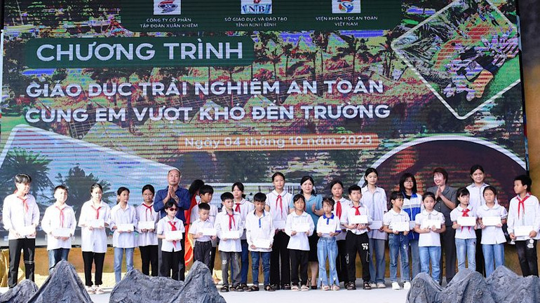 Tặng quà các học sinh nghèo, vượt khó đạt thành tích cao trong học tập tại Chương trình. (Ảnh: XUÂN TRƯỜNG)