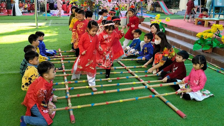 Các cháu Trường mầm non Thúy Sơn (thành phố Ninh Bình) vui chơi trong Lễ hội mùa xuân năm 2023 do nhà trường tổ chức. (Ảnh: THU THỦY)