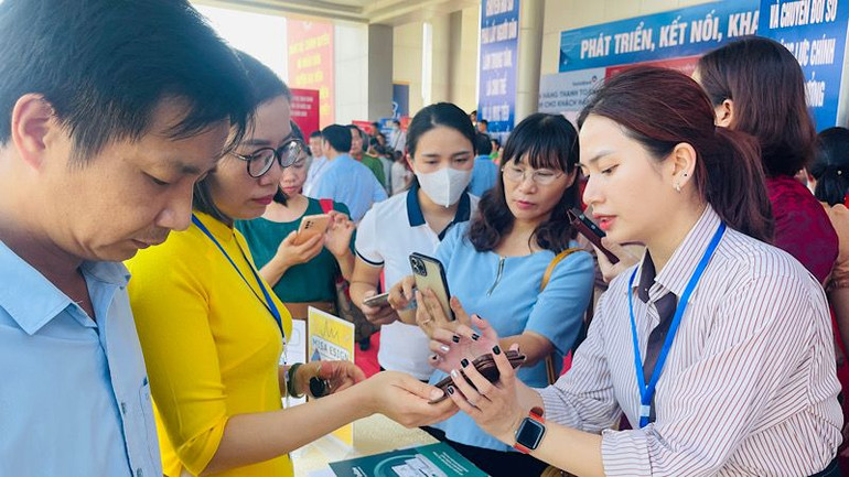 Tìm hiểu, trải nghiệm đăng ký chữ ký số cá nhân. (Ảnh: XUÂN TRƯỜNG)