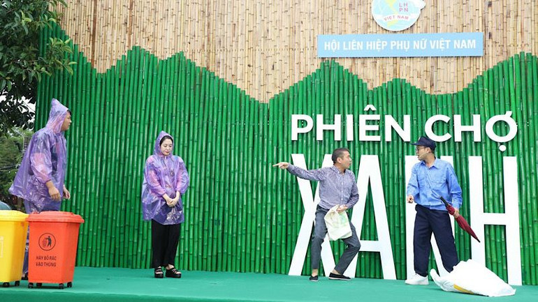 Biểu diễn kịch ngắn về chủ đề bảo vệ môi trường tại Chương trình. (Ảnh: ĐỨC LAM)