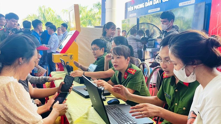 Người dân tham gia trải nghiệm cài đặt, kích hoạt tài khoản định danh điện tử cá nhân tại Ngày hội. (Ảnh: XUÂN TRƯỜNG)