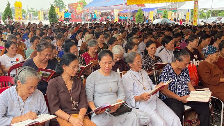 Đông đảo tăng ni, phật tử, người dân tham gia cầu nguyện quốc thái, dân an. (Ảnh: XUÂN TRƯỜNG)