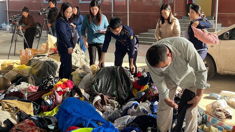 Hàng hóa vi phạm được tiêu hủy bằng cách cắt, nghiền... trước khi cho vào lò đốt công nghiệp. (Ảnh: XUÂN TRƯỜNG)