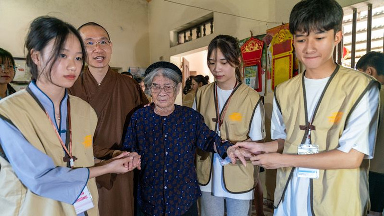 Các thanh, thiếu niên còn thăm Bà mẹ Việt Nam Anh hùng. (Ảnh: XUÂN TRƯỜNG) Các thanh, thiếu niên còn thăm Bà mẹ Việt Nam Anh hùng. (Ảnh: XUÂN TRƯỜNG)