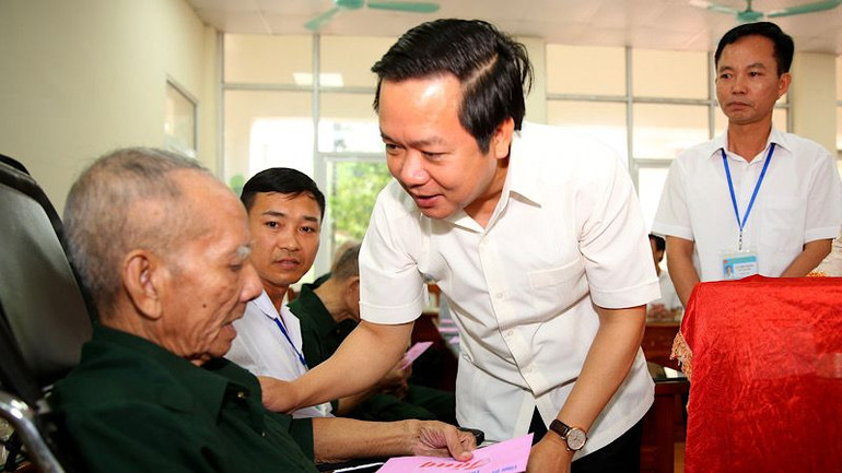 Đồng chí Phạm Quang Ngọc, Chủ tịch Ủy ban nhân dân tỉnh Ninh Bình thăm hỏi, tặng quà thương, bệnh binh, người có công đang điều trị tại Trung tâm Phục hồi chức năng tâm thần tỉnh. (Ảnh: ANH TUẤN) Đồng chí Phạm Quang Ngọc, Chủ tịch Ủy ban nhân dân tỉnh Ninh Bình thăm hỏi, tặng quà thương, bệnh binh, người có công đang điều trị tại Trung tâm Phục hồi chức năng tâm thần tỉnh. (Ảnh: ANH TUẤN)