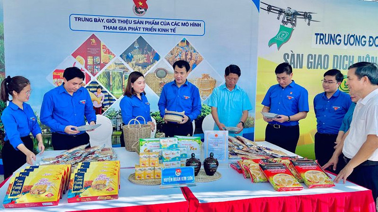 Các đại biểu tham quan gian hàng trưng bày, giới thiệu sản phẩm nông nghiệp của đoàn viên, thanh niên. (Ảnh: XUÂN TRƯỜNG)