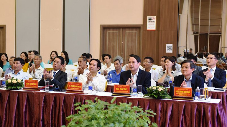 Các đồng chí lãnh đạo tỉnh Ninh Bình dự Hội thảo. (Ảnh: XUÂN TRƯỜNG)