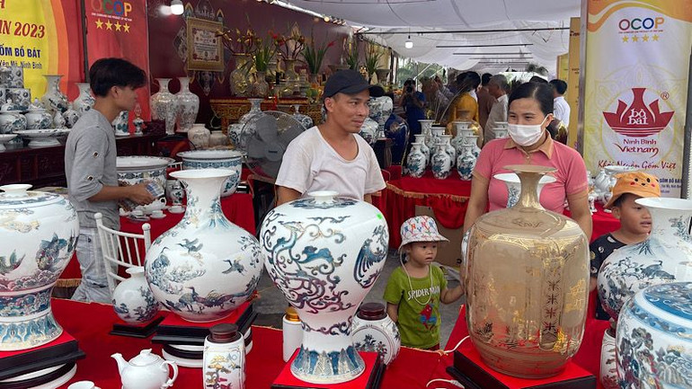 Các gian trưng bày hiện vật độc đáo về văn hóa Phật giáo thu hút sự quan tâm của nhân dân. (Ảnh: XUÂN TRƯỜNG)