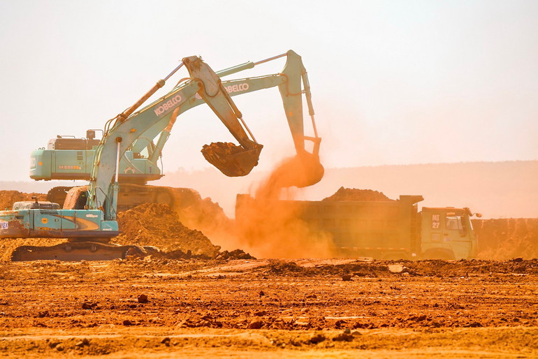 Bụi đất đỏ phát sinh từ quá trình thi công hạng mục san nền sân bay Long Thành.