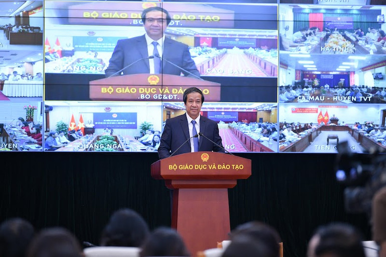 "Nhà giáo từ chỗ là người chủ yếu truyền thụ kiến thức chuyển sang là người tổ chức, dẫn dắt, hướng dẫn, hỗ trợ để học sinh hình thành năng lực, kiến thức" - Bộ trưởng Nguyễn Kim Sơn.