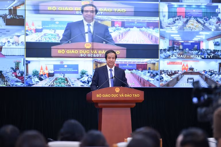 "Nhà giáo từ chỗ là người chủ yếu truyền thụ kiến thức chuyển sang là người tổ chức, dẫn dắt, hướng dẫn, hỗ trợ để học sinh hình thành năng lực, kiến thức" - Bộ trưởng Nguyễn Kim Sơn.