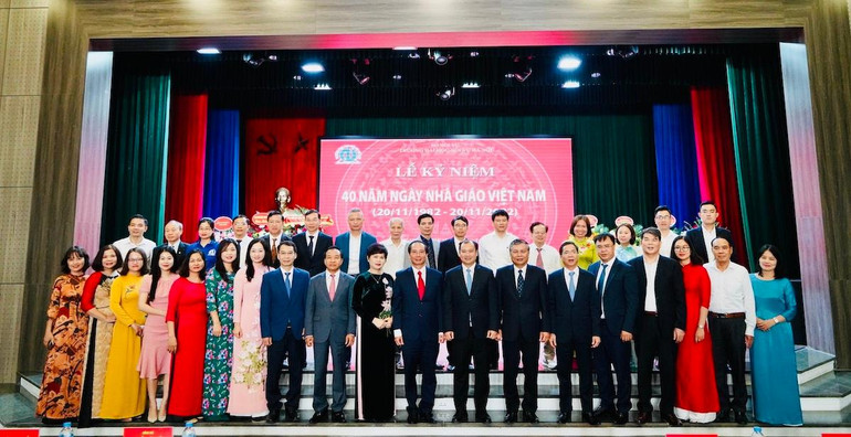 Ban Giám hiệu, thầy cô, đại biểu chụp ảnh lưu niệm.