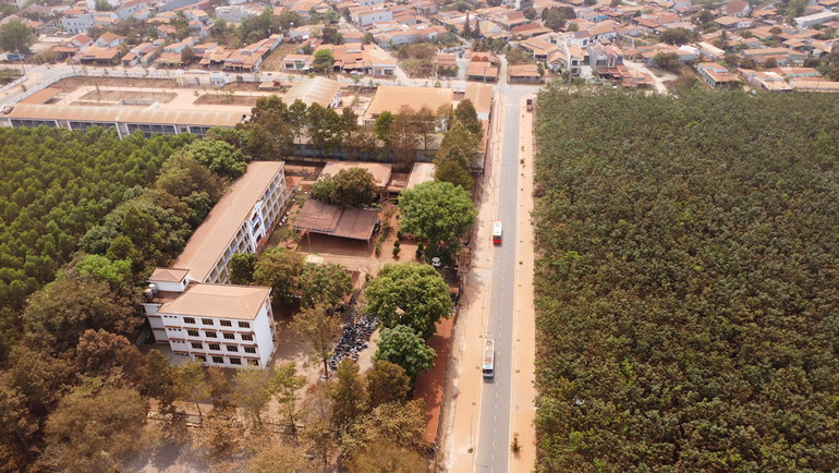 Bụi từ công trường sân bay Long Thành phủ kín trường học cách đó hơn 1km.