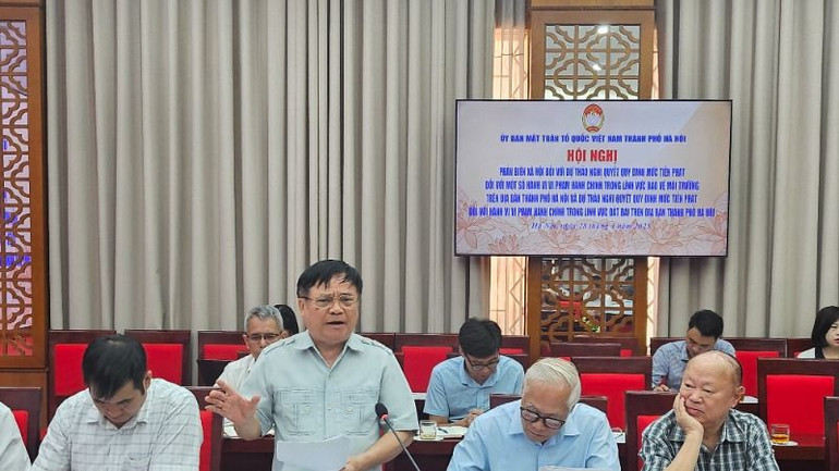 Ông Lê Văn Hoạt, nguyên Phó Chủ tịch Hội đồng nhân dân thành phố Hà Nội đóng góp ý kiến phản biện với hai dự thảo Nghị quyết.