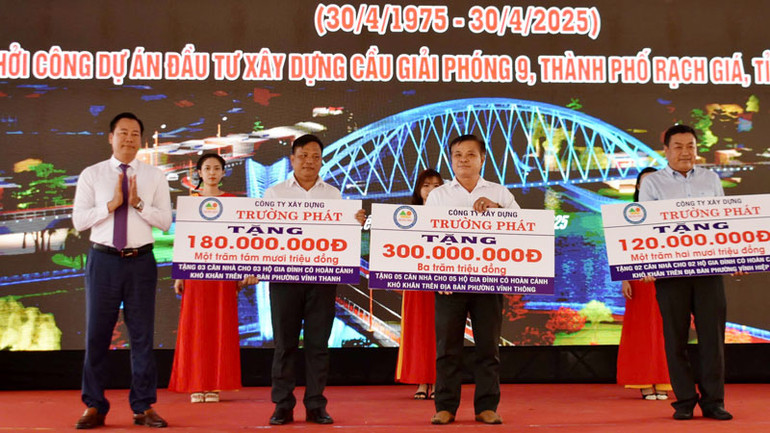 Ông Vương Đức Trường (bìa trái), đại diện Công ty xây dựng thương mại Trường Phát tài trợ xây nhà cho hộ có hoàn cảnh khó khăn trên địa bàn các phường Vĩnh Thông, Vĩnh Thanh và Vĩnh Hiệp, thành phố Rạch Giá.