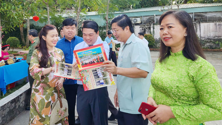 Đại biểu xem các ấn phẩm báo chí của các địa phương tại Hội báo Xuân Ất Tỵ tỉnh Kiên Giang năm 2025.