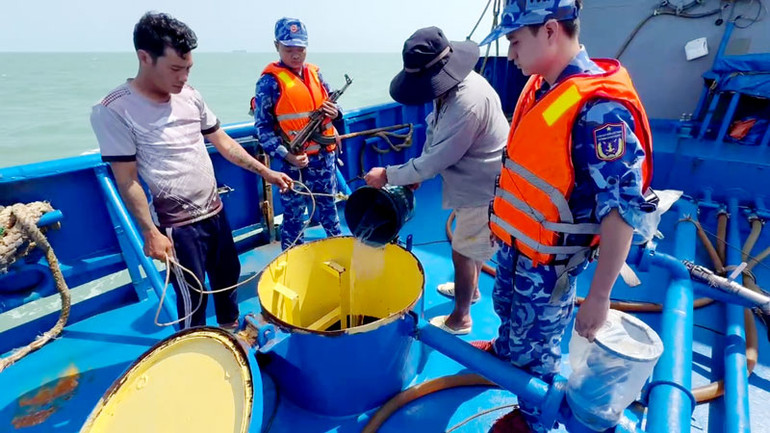 Lực lượng chức năng Bộ Tư lệnh Vùng Cảnh sát biển 4 kiểm tra hàng hóa trên tàu BV 99889 TS.