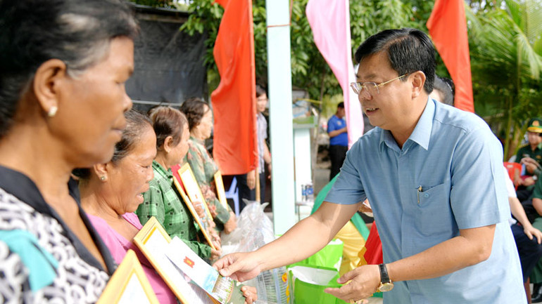 Bí thư Tỉnh ủy Kiên Giang Nguyễn Tiến Hải tặng quà cho đồng bào Khmer nhân dịp Tết cổ truyền Chôl Chnăm Thmây. (Ảnh: PHƯƠNG VŨ)