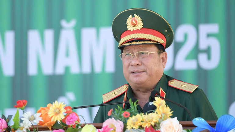 Thiếu tướng Nguyễn Văn Tiền, Phó Tư lệnh Quân khu 9 phát biểu chỉ đạo tại buổi lễ. (Ảnh: PHƯƠNG VŨ)