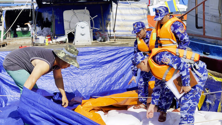 Lực lượng thuộc Bộ Tư lệnh Vùng Cảnh sát biển 4 kiểm tra hàng hóa vi phạm.